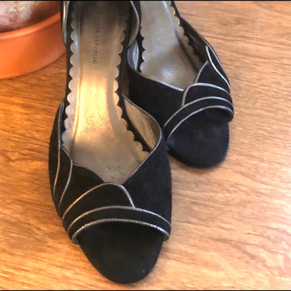 ✨Banana black and silver ⭐️ d’Orsay heels